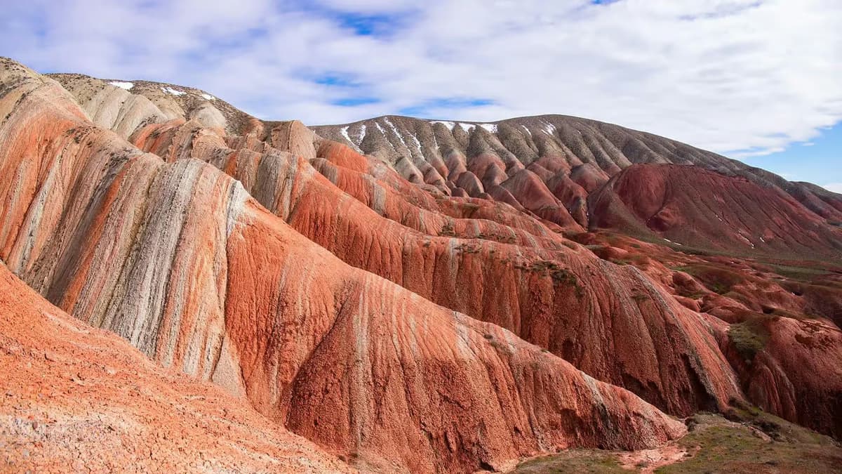 Бакі: Хыналық, Губа, қызғылт көл және «мұзбалқы» таулар — түскі аспен