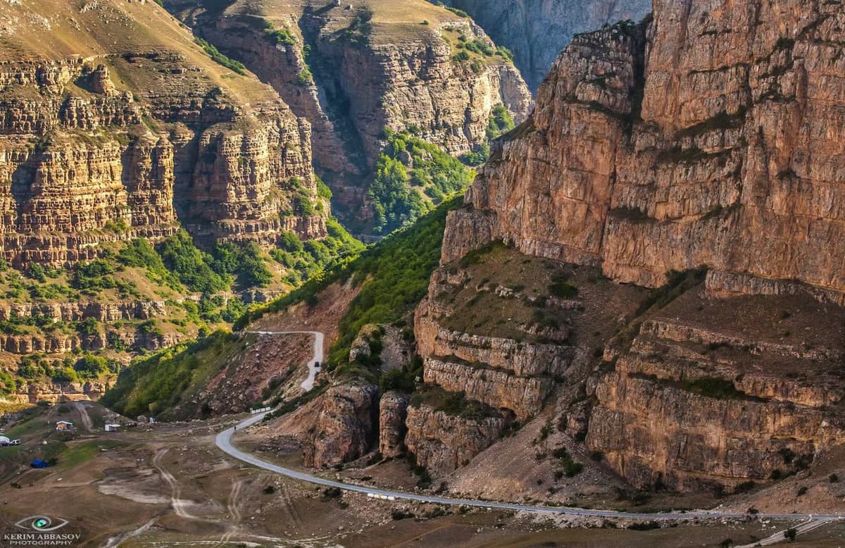 Бакі: Хыналық, Губа, қызғылт көл және «мұзбалқы» таулар — түскі аспен