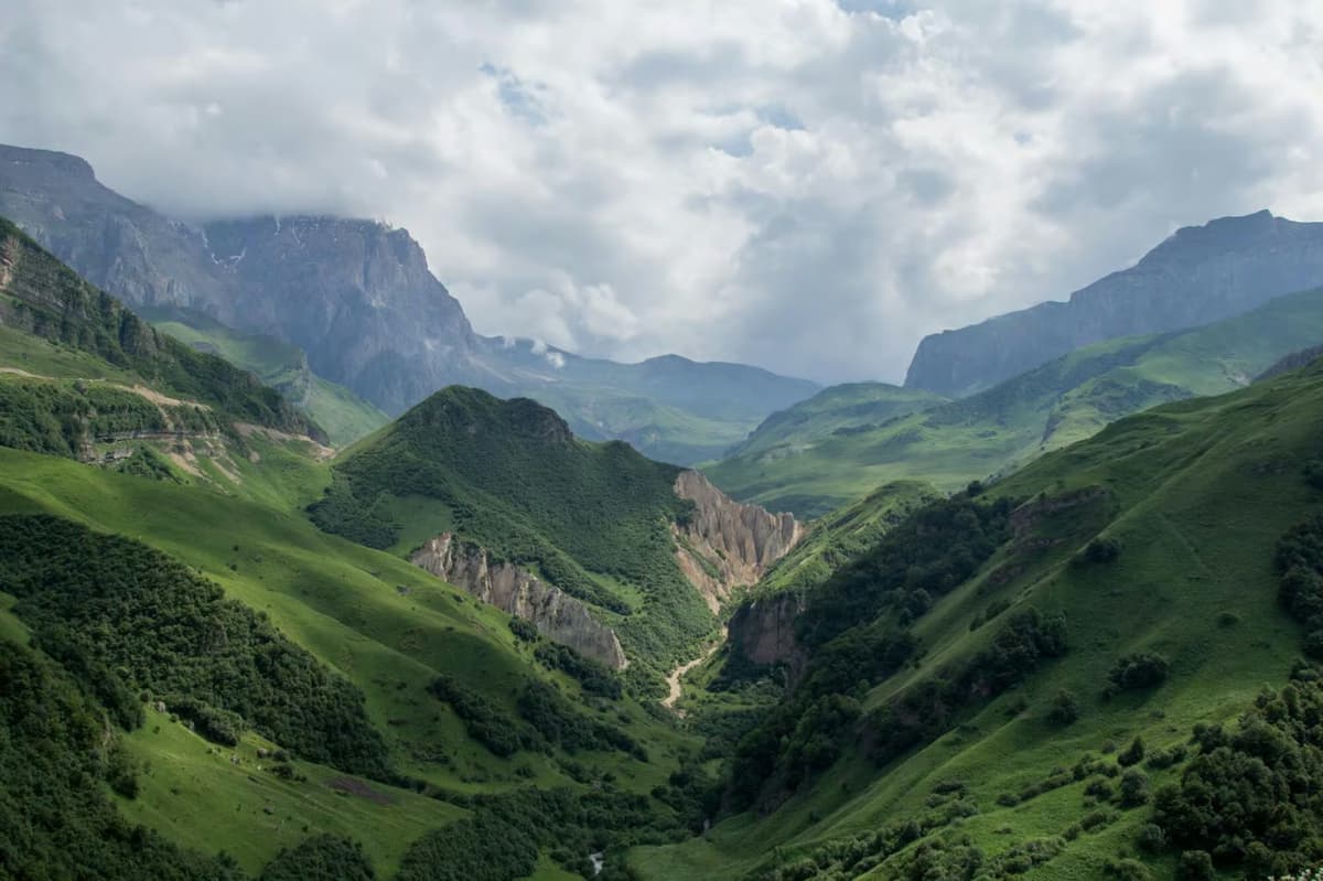 Бакі: Хыналық, Губа, қызғылт көл және «мұзбалқы» таулар — түскі аспен