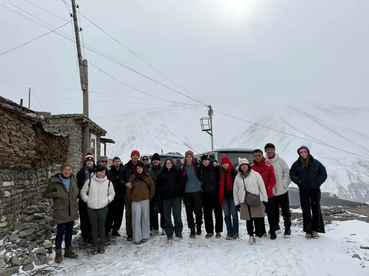Бакі: Хыналық, Губа, қызғылт көл және «мұзбалқы» таулар — түскі аспен