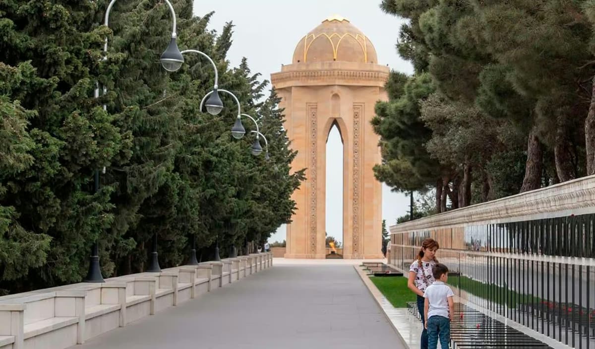 Baku: tour di gruppo Gobustan–Absheron — fuoristrada e pranzo incluso