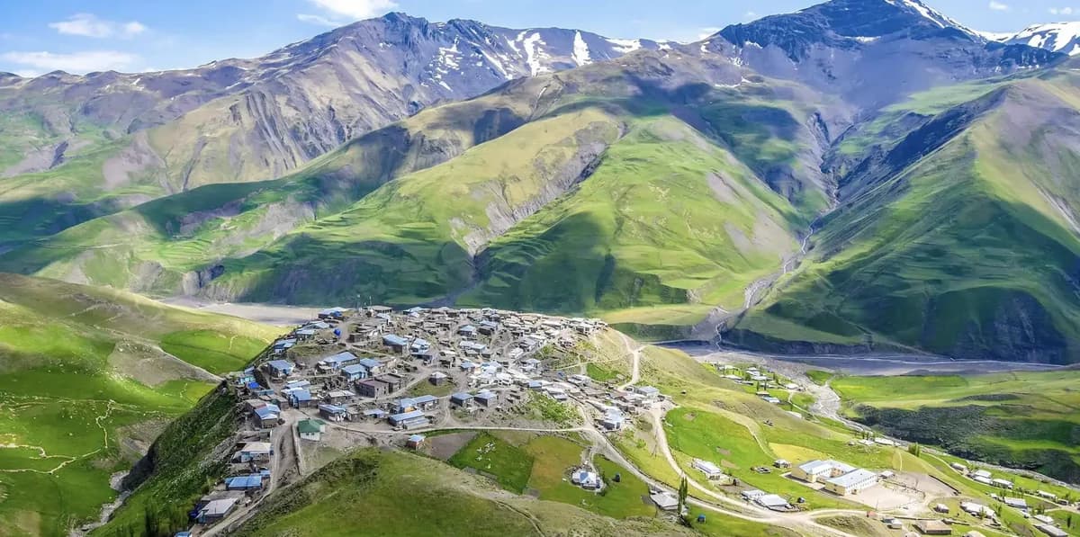 Baku: lago rosa, Khinalig, Quba e montagne «candy cane» — off-road e pranzo
