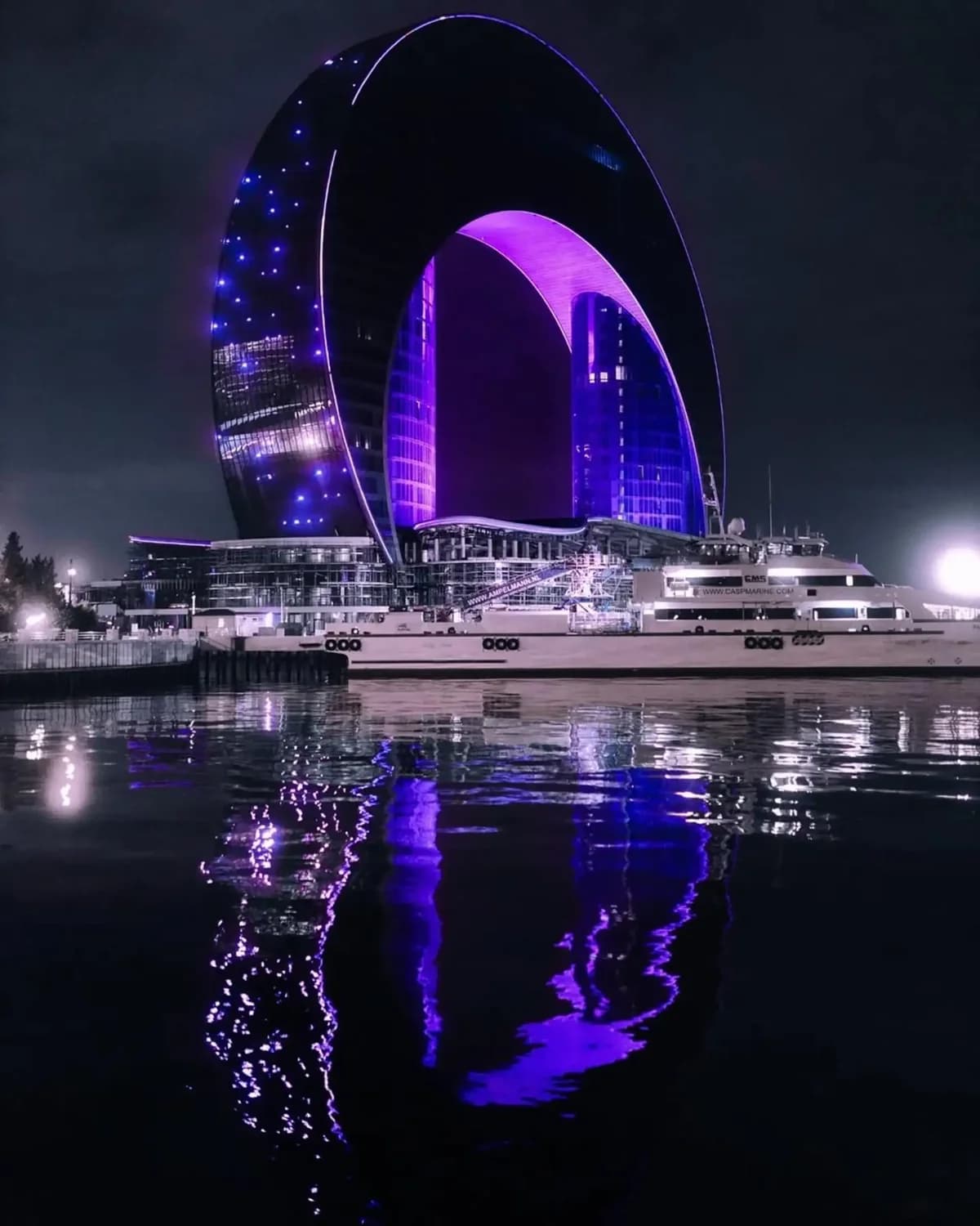 Baku: tour in barca sul Caspio — skyline e lungomare