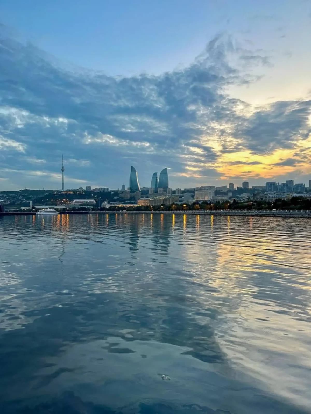 Baku: tour in barca sul Caspio — skyline e lungomare
