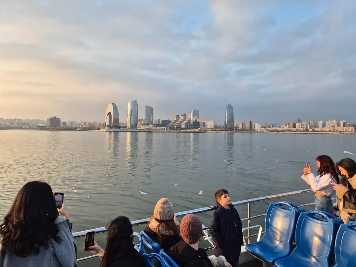 Baku: tour in barca sul Caspio — skyline e lungomare
