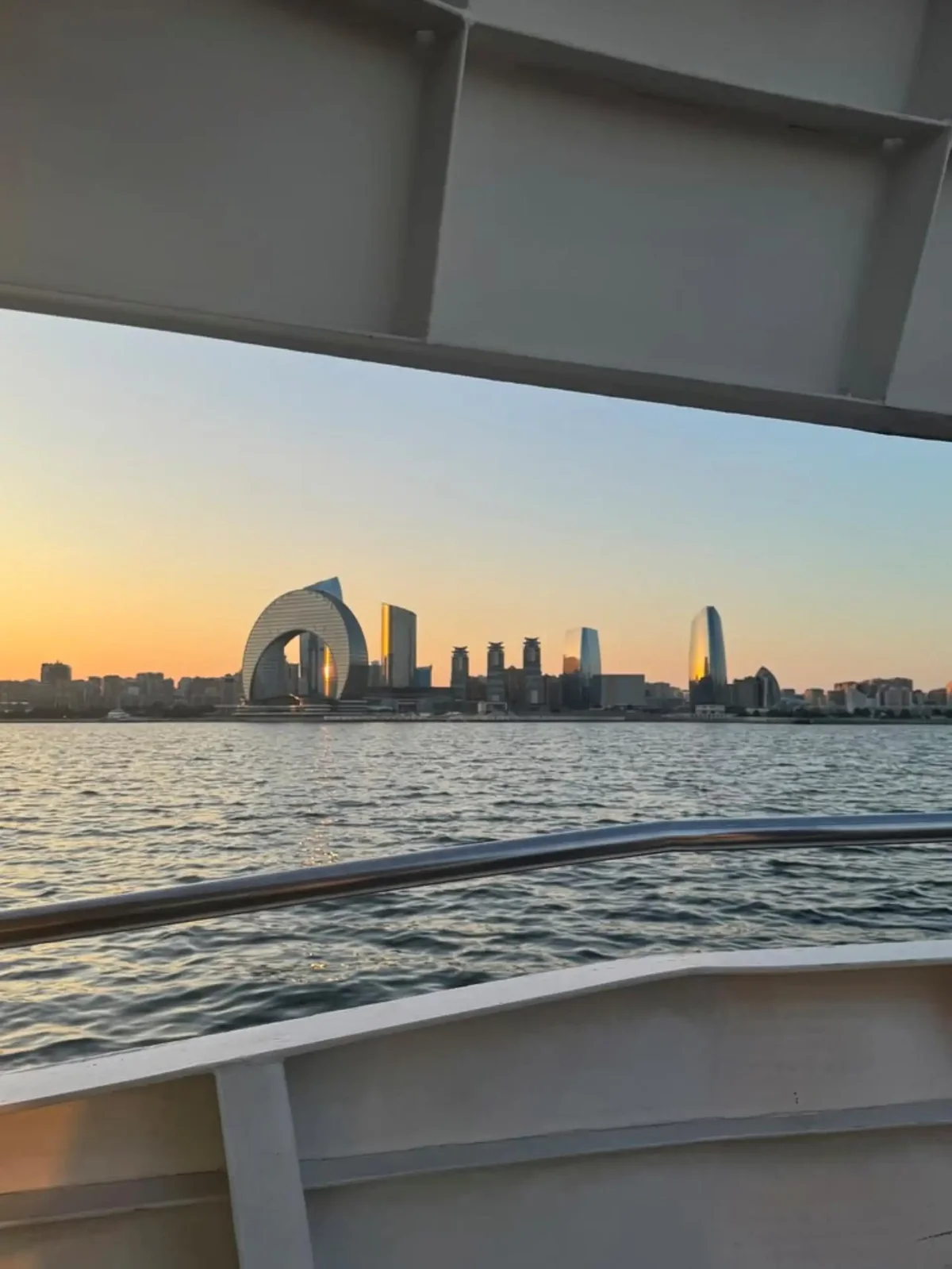 Baku: tour in barca sul Caspio — skyline e lungomare