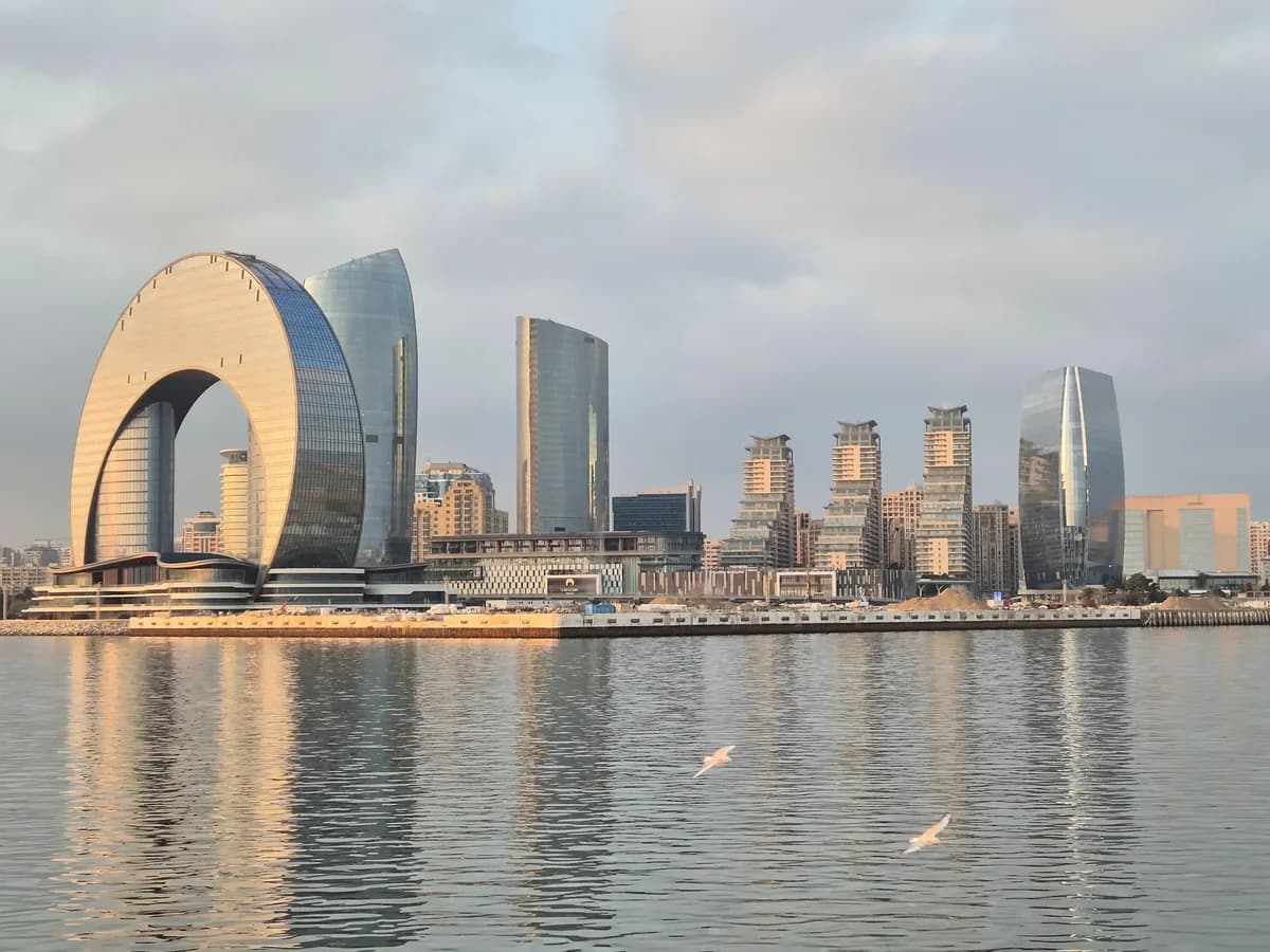 Baku: tour in barca sul Caspio — skyline e lungomare