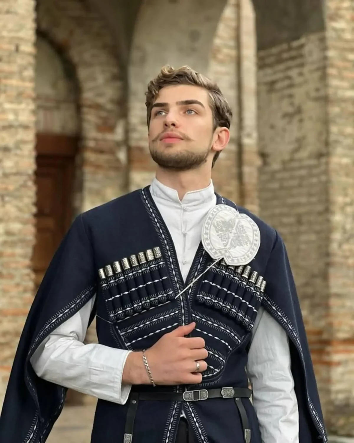 Baku: servizio fotografico nella Città Vecchia in costume tradizionale