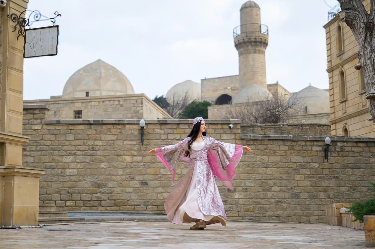 Baku: servizio fotografico nella Città Vecchia in costume tradizionale